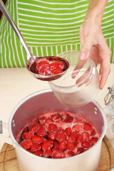부엌에서 맛 있는 딸기 잼 요리 — 스톡 사진