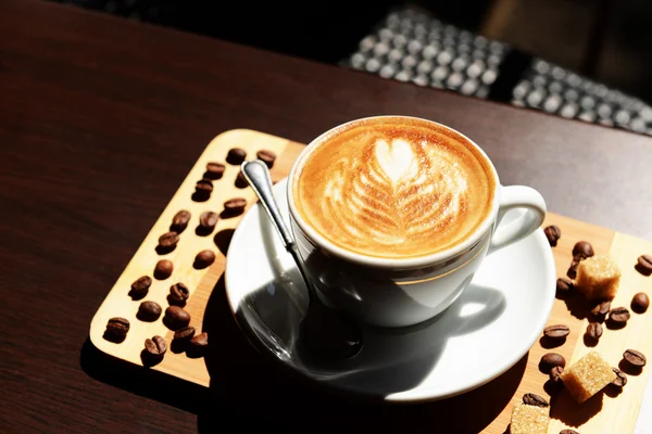 Copa de café con dibujo lindo en la cafetería — Foto de Stock