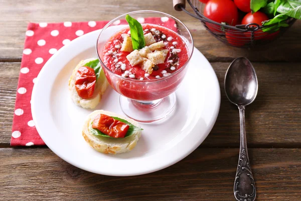 Zupy gazpacho w szklanej misce, na tle drewniane kolor — Zdjęcie stockowe