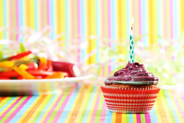 Смачний кекс на день народження на яскравому фоні — стокове фото