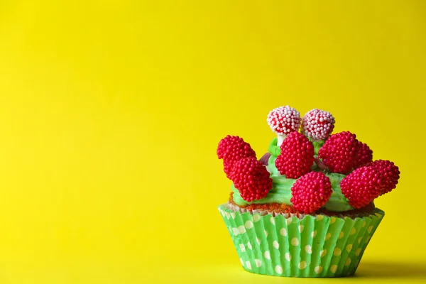 Delicioso cupcake de cumpleaños sobre fondo amarillo —  Fotos de Stock
