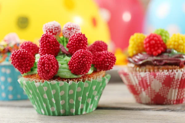 Deliciosos cupcakes de cumpleaños en primer plano de la mesa —  Fotos de Stock
