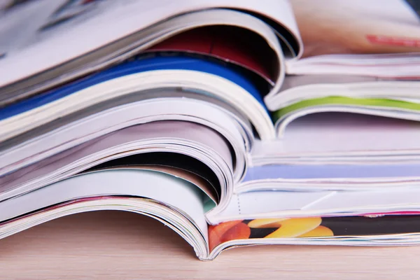 Tidskrifter på träbord närbild — Stockfoto