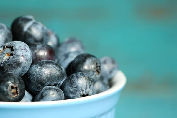 Tasty ripe blueberries, on wooden background — Stock Photo, Image