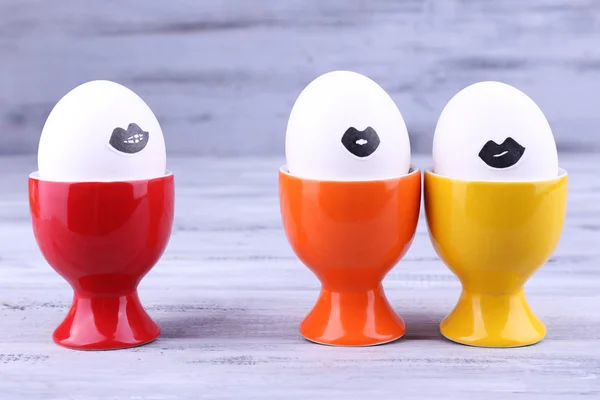 Huevos en tazas de huevo —  Fotos de Stock