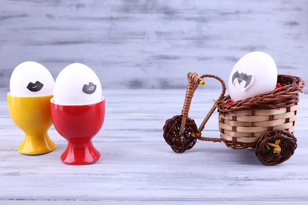 Huevos en tazas de huevo — Foto de Stock