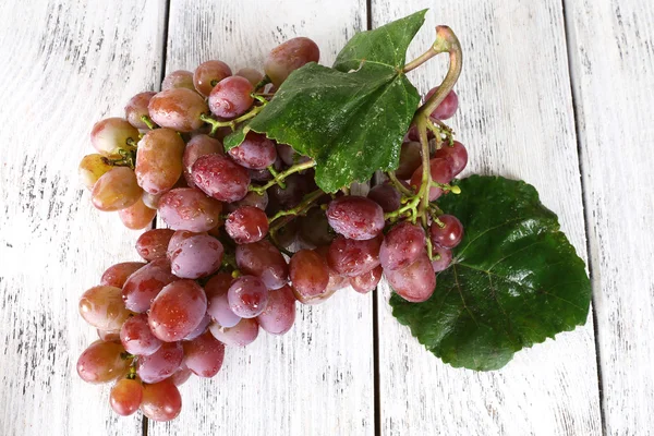 Bando de uvas no fundo de madeira — Fotografia de Stock