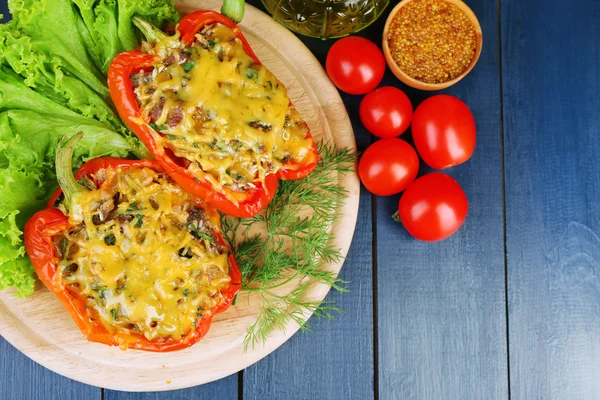 Pimientos rojos rellenos con verduras y verduras en la mesa de cerca —  Fotos de Stock