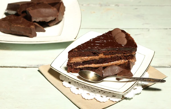 Pastel de chocolate en plato, sobre fondo de madera —  Fotos de Stock