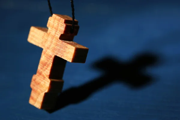 Drewniany krzyż z głębokich cieni — Zdjęcie stockowe