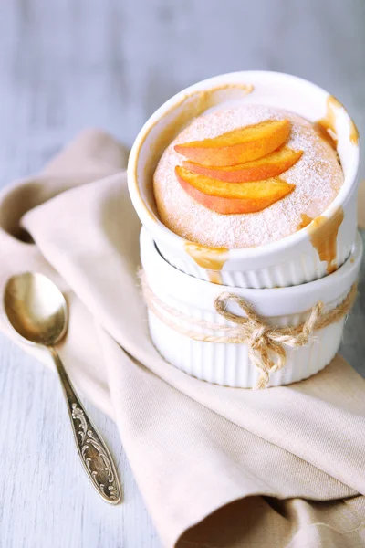 Tasty mini cake with fresh peach — Stock Photo, Image