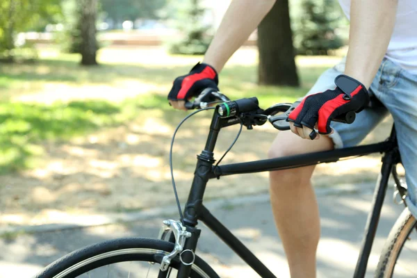 Mann fährt Fahrrad — Stockfoto