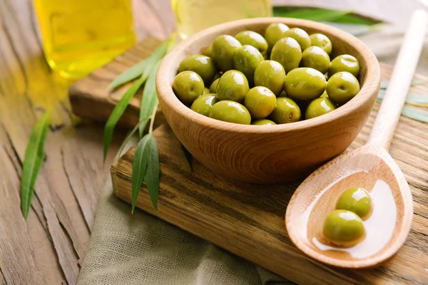 Zelené olivy v misce s listy — Stock fotografie