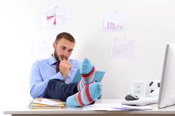 Geschäftsmann hält Beine auf Schreibtisch — Stockfoto