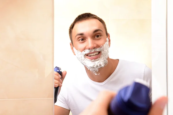 Anak muda mencukur jenggotnya di kamar mandi — Stok Foto