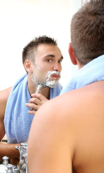Genç adam banyoda sakalını kesiyor. — Stok fotoğraf