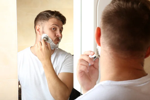 Bel homme à la barbe — Photo