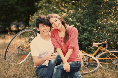Bisiklet ile parkta oturan genç bir çift