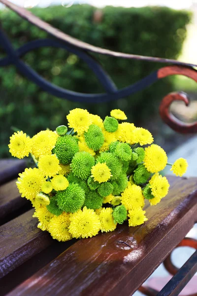 Beautiful bouquet of chrysanthemums flowers on wooden bench in park — Stock Photo, Image