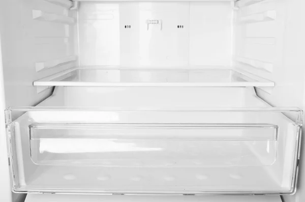 Пустые полки холодильника крупным планом — стоковое фото