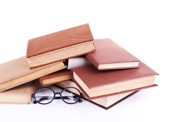 Boeken in een puinhoop en glazen geïsoleerd op wit — Stockfoto