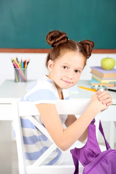 Nettes Mädchen im Klassenzimmer — Stockfoto