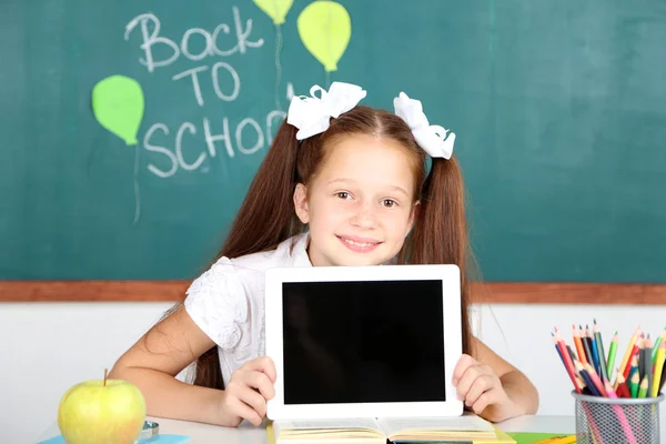 Nettes Mädchen im Klassenzimmer — Stockfoto