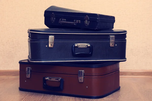 Vintage old travel suitcases on floor — Stock Photo, Image