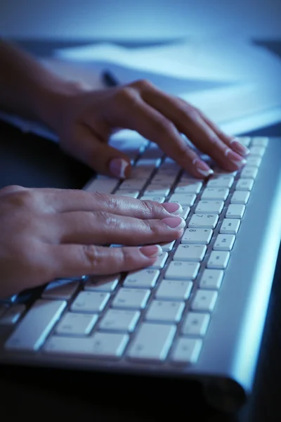 Handen typen op toetsenbord — Stockfoto