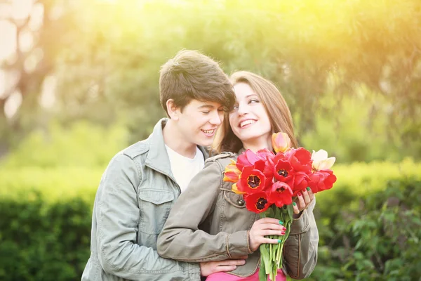 Beau jeune couple dans le parc — Photo