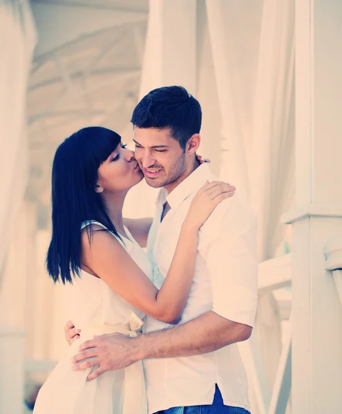 Beau jeune couple romantique, en plein air — Photo