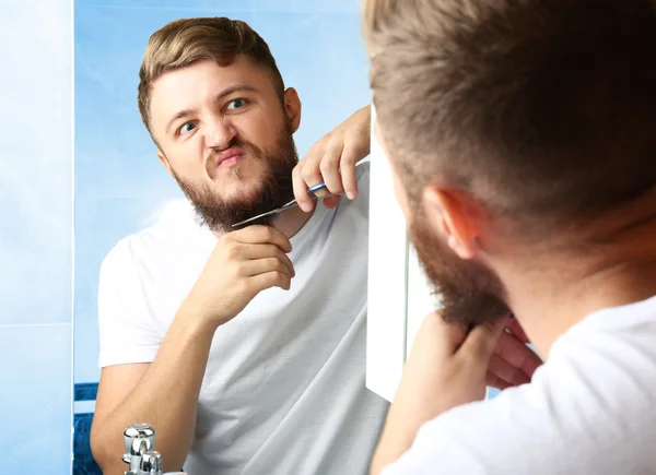 若い男が髭をバスルームで剃って — ストック写真