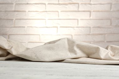 houten tafel met doek op muur achtergrond