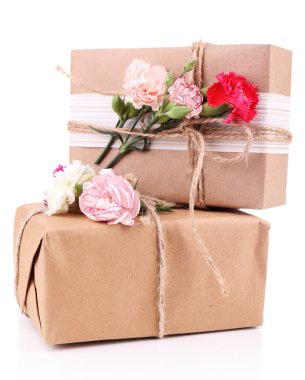 Hediye kutuları ve çiçekler