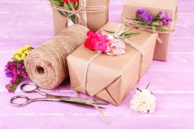 Hediye kutuları ve çiçekler