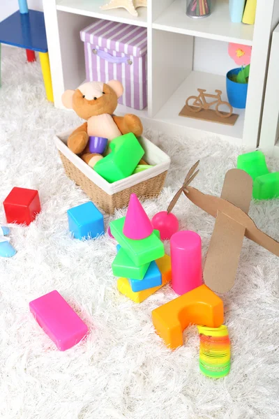 Färgglada leksaker på fluffiga mattan i barnen rum — Stockfoto