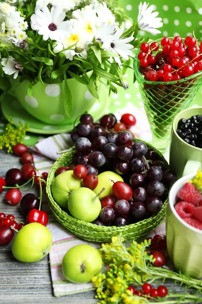 Still life with berries and flowers — Stock Photo, Image