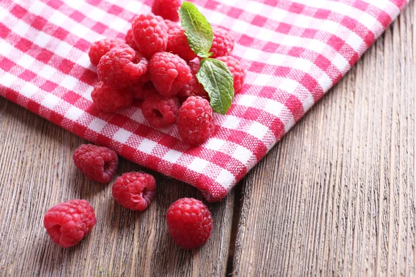 Reife süße Himbeeren auf dem Tisch aus nächster Nähe — Stockfoto