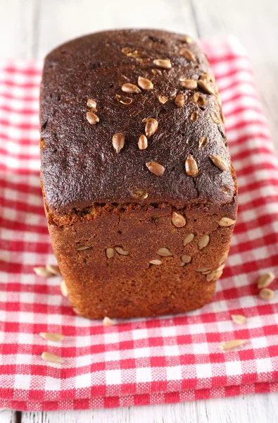 Färskt bröd på träbord, närbild — Stockfoto