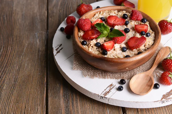 Вкусная овсянка с ягодами на столе крупным планом — стоковое фото