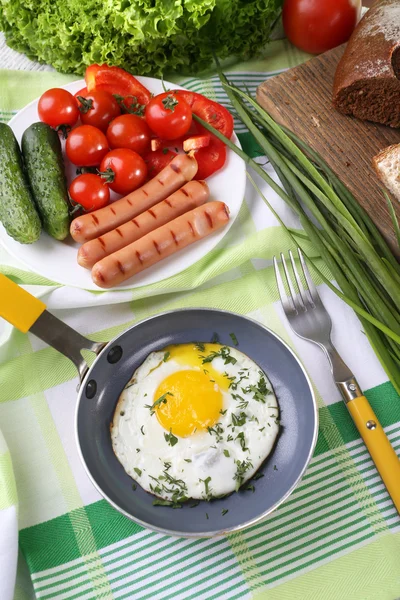 炒的鸡蛋香肠和蔬菜送达切菜板上的平底锅 — 图库照片
