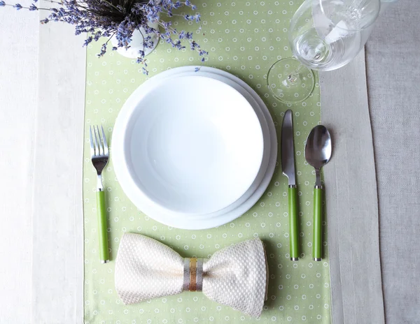 Eettafel instelling met lavendel op tabelachtergrond — Stockfoto