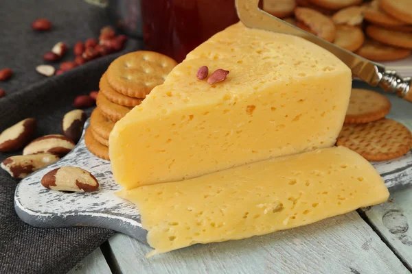 Wijn, kaas en crackers op houten tafel close-up — Stockfoto