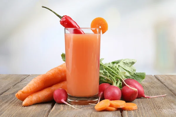 Succo di carota fresco con verdure — Foto Stock