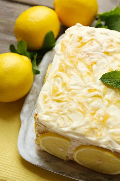 Смачний лимонний торт на столі вдома — стокове фото