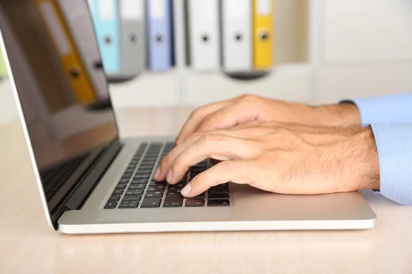 Man werkt op laptop — Stockfoto