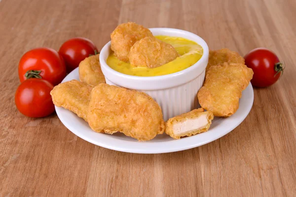 Chicken Nuggets mit Sauce auf dem Tisch in Großaufnahme — Stockfoto