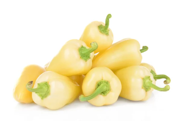 Κίτρινες πιπεριές που απομονώνονται σε λευκό — Φωτογραφία Αρχείου