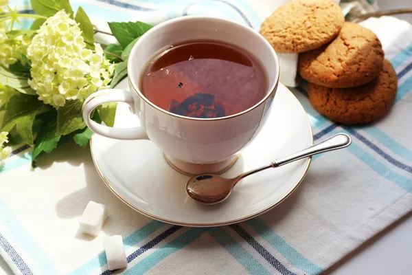 Xícara de chá na mesa, close-up — Fotografia de Stock