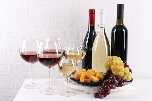 Bouteilles et verres de vin — Photo